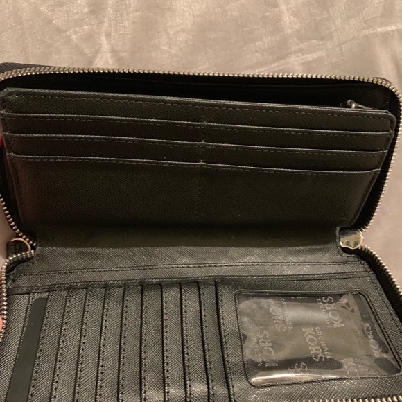 Michael Kors Wallet - Picture 4 of 5